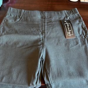 NWT capris medium